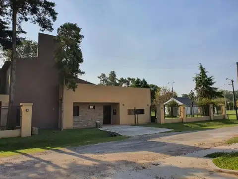 Casa en Venta con 2 cocheras