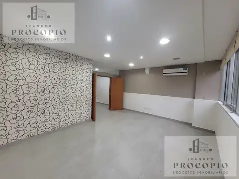 Oficina en Alquiler con 2 cocheras