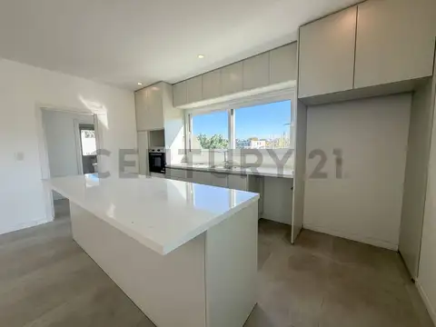 Casa en Venta con 4 cocheras