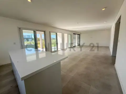 Casa 6 ambientes con 5 baños