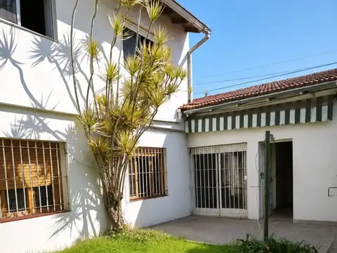 Casa de 5 ambientes con jardín, pileta y quincho