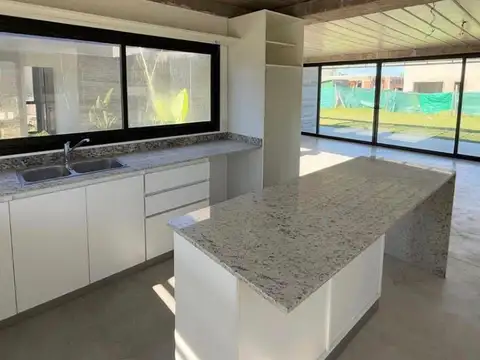 Casa en Venta en Pilar del Este - Santa Emilia, USD 235.000