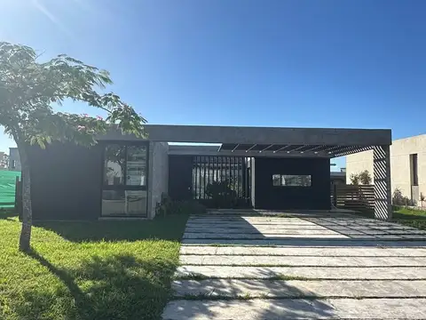Casa  en Venta en Santa Emilia, Pilar del Este, Pilar