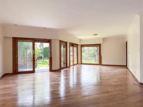 Casa en Alquiler con 2 cocheras