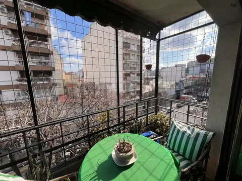 VENTA DEPARTAMENTO DE 4 AMBIENTES CON BALCÓN Y BAULERA – MUY LUMINOSO – APTO CREDITO