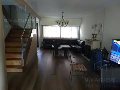 Casa 8 ambientes con 5 baños