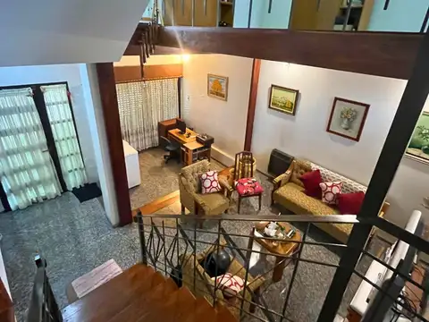 VENTA CASA 4 DORMI C/COCHERAS Y PATIO AZCUENAGA