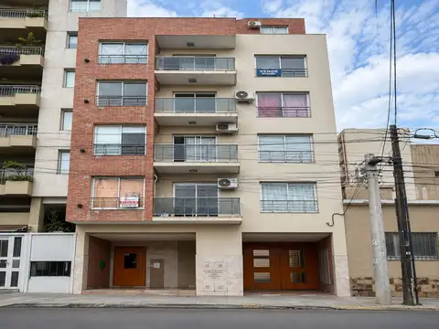 ALQUILER! Dpto de dos hab. y cochera en calle Alsina al 300