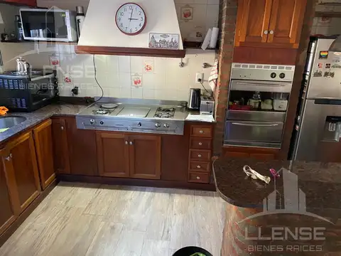 Casa 4 ambientes en 2 plantas con jardín y piscina en venta- ALQUILADA HASTA JUNIO 2026 - Don Bosco