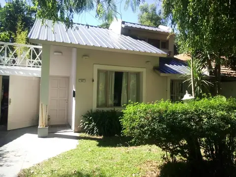 VENTA CASA 4 AMBIENTES CON PISCINA - BARRIO LA FLORIDA