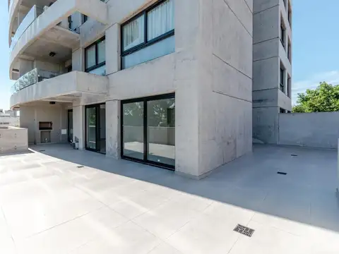 Departamento de 3 ambientes con gran patio en alquiler ubicado en San Isidro, torre con piscina.