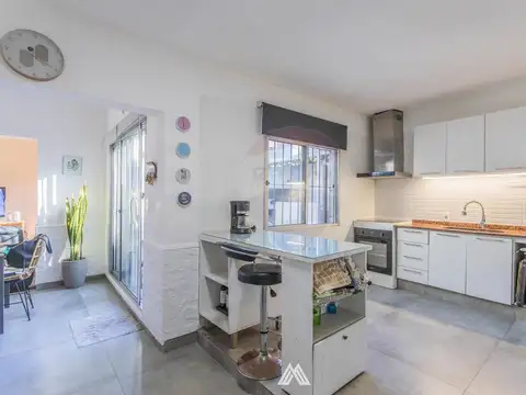 Casa 6 ambientes con 2 baños