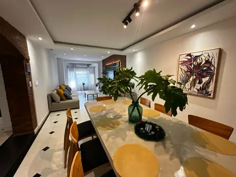 Casa en Venta con 3 cocheras