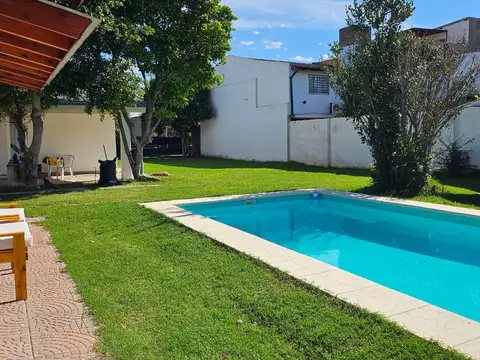 Casa en Venta con 4 cocheras