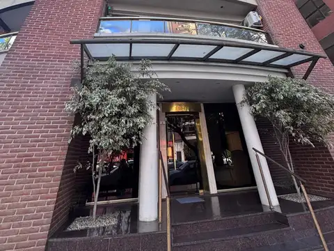 Departamento de 2 dormitorios con cochera en venta en La Plata sobre av. 44 [Cod: 2852-465]