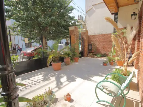 Morón y Chivilcoy: casa lote propio de 7amb.    garage   patio    terraza