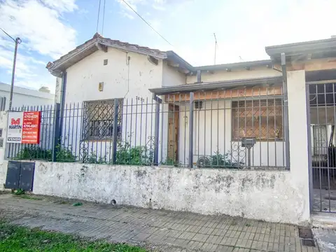 Casa a reciclar de 3 ambientes con cochera y jardín más dpto de 2 ambientes, a 1 cuadra de Paraná.