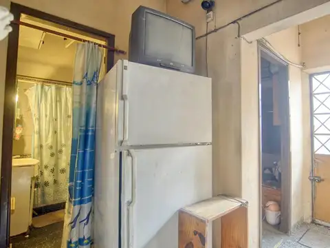 Casa a reciclar de 3 ambientes con cochera y jardín más dpto de 2 ambientes, a 1 cuadra de Paraná.
