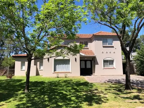 Casa 5 ambientes con 2 baños