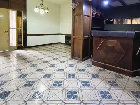 Casa 7 ambientes con 2 baños