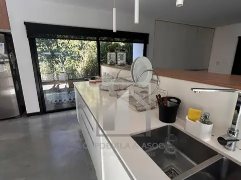 Casa en Venta con 2 cocheras