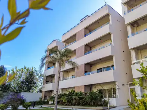 Hermoso departamento de tres ambientes con cochera en el complejo Las Magnolias