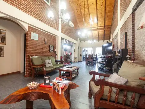 Casa 4 ambientes con 2 baños