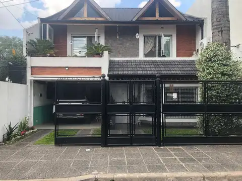 Vta. casa americana 2 plantas, play y jardìn Haedo