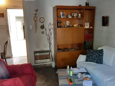 Casa/PH al Frente, 4 Amb. con Patio, a Mejorar