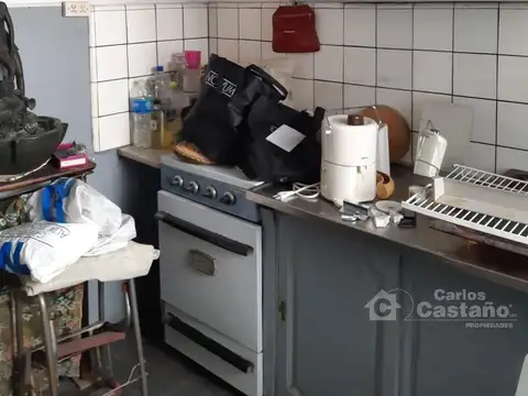 Casa/PH al Frente, 4 Amb. con Patio, a Mejorar