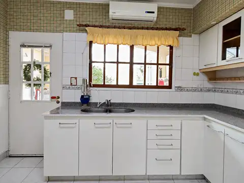 RETASADA  Venta de Casa 3 ambientes Con Cochera, Patio y Parrilla en Flores
