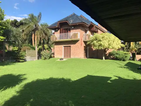 Casa en Alquiler con 2 cocheras