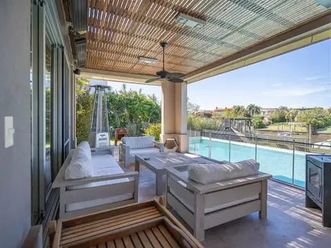 Casa en Venta en Albanueva, USD 1.700.000