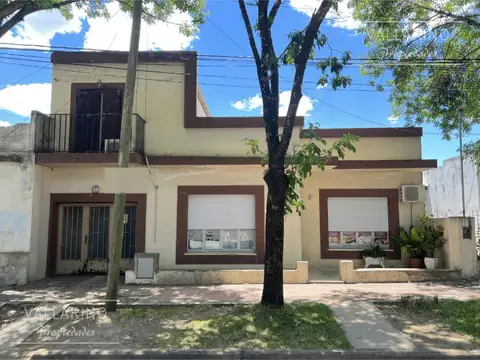 Casa céntrica 4 dormitorios c/ cochera en Colón