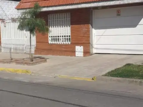 Casa en venta - 3 Dormitorios 1 Baño - Cochera - 330mts2 - Zárate