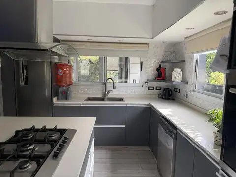 Casa en Venta con 4 cocheras