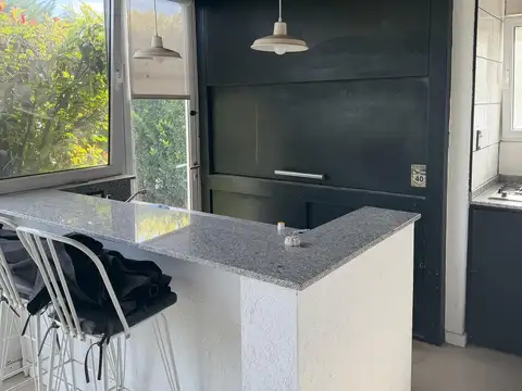 Casa 6 ambientes con 2 baños