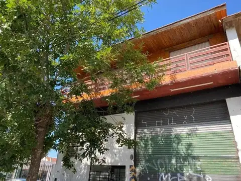 LOCAL Y DOS DEPARTAMENTOS AL FRENTE DE 3 AMBIENTES 