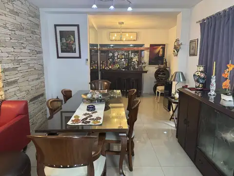 Casa 5 ambientes con 4 baños