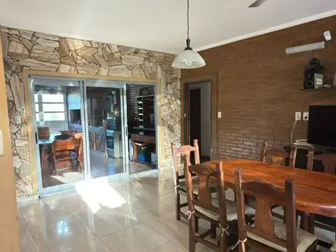 Casa 7 ambientes con 2 baños