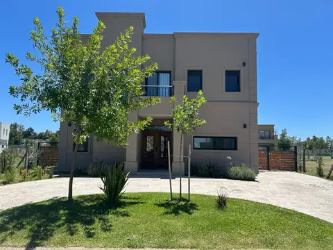Venta Casa 4 ambientes + oficina - Barrio Privado Santo Tomas