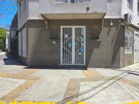 R. Falcón y White: se alquila impecable local en ochava