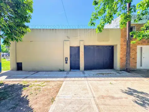 Casa de 2 dormitorios, con doble patio y cochera doble, Barrio Industrial, Rosario