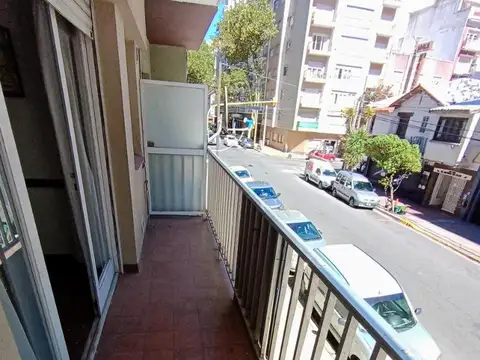 Venta departamento dos ambientes con balcon a la calle