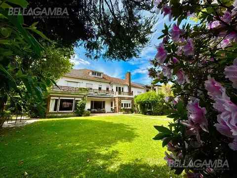 CASA VENTA VICENTE LOPEZ  9 AMBIENTES JARDIN PISCINA