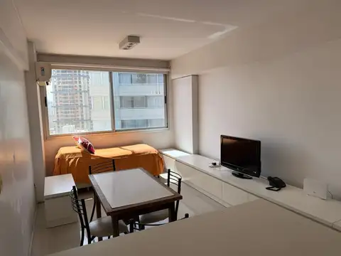 SE ALQUILA MONOAMBIENTE EN EL SOLAR DEL ABASTO 