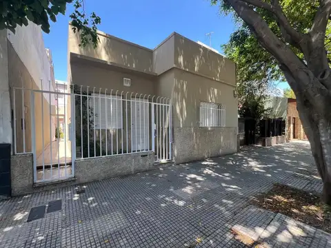 Tipo casa PH al Frente con Terraza .Villa Pueyrredon