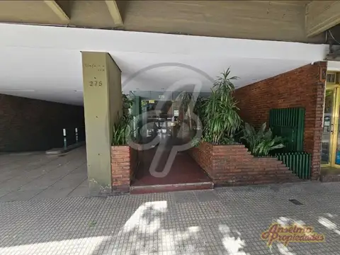 Vendo Departamento de 3 Ambientes. Balcón a la Av. Acoyte al 200.-