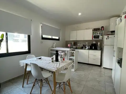 Casa en Alquiler con 2 cocheras