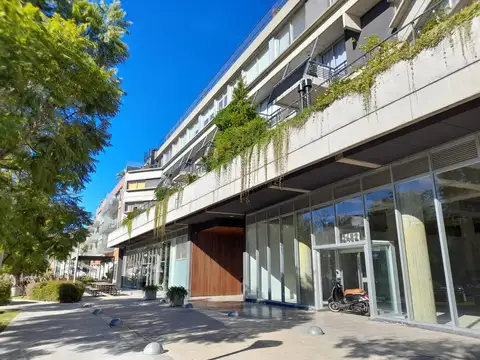 VENTA COCHERA AMPLIA CON ESCRITURA PROPIA EN EDIFICIO MOHO BARRIO PARQUE HOLMBERG/DONADO